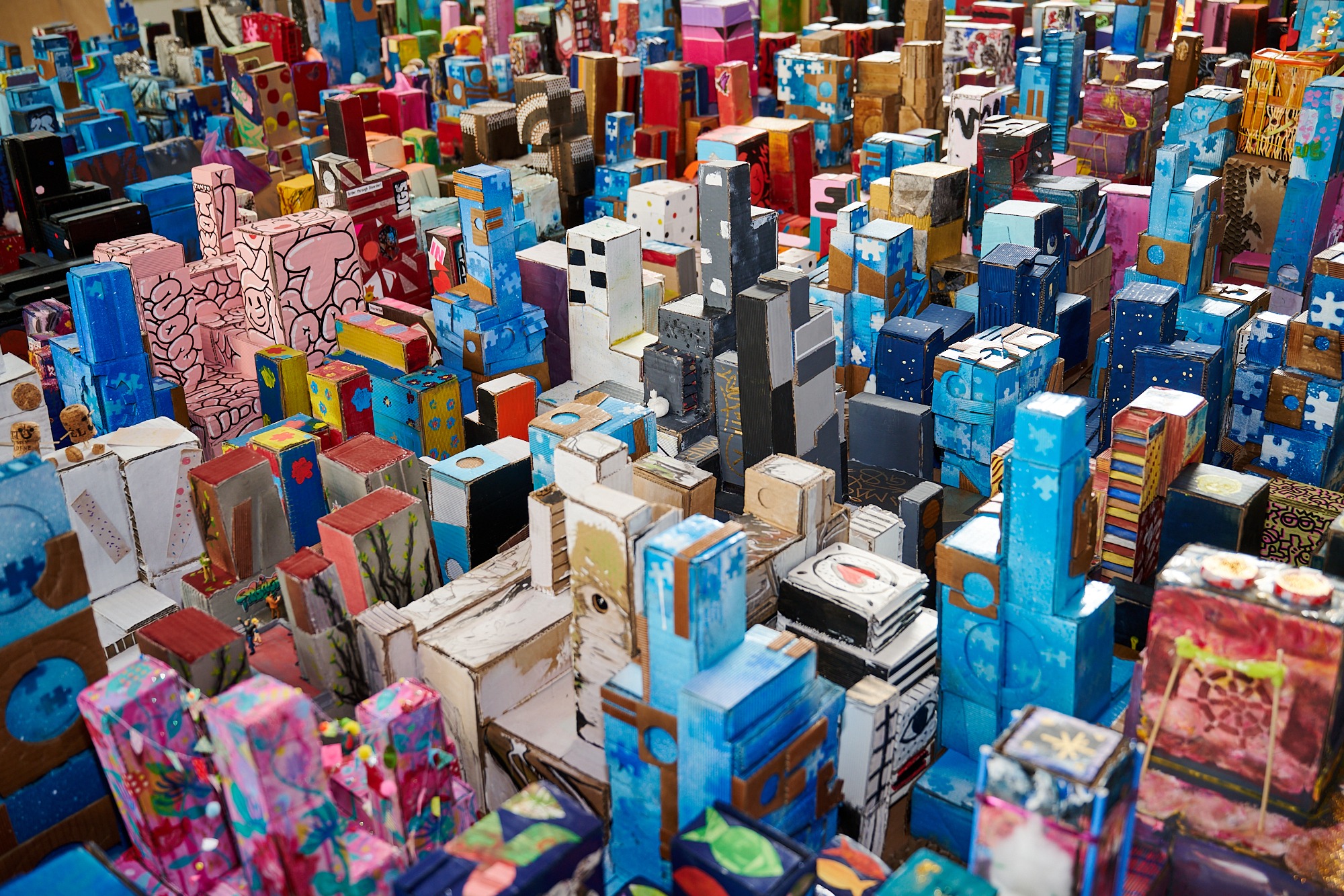Installazione Modulopoli: una città di moduli di cartone dipinti